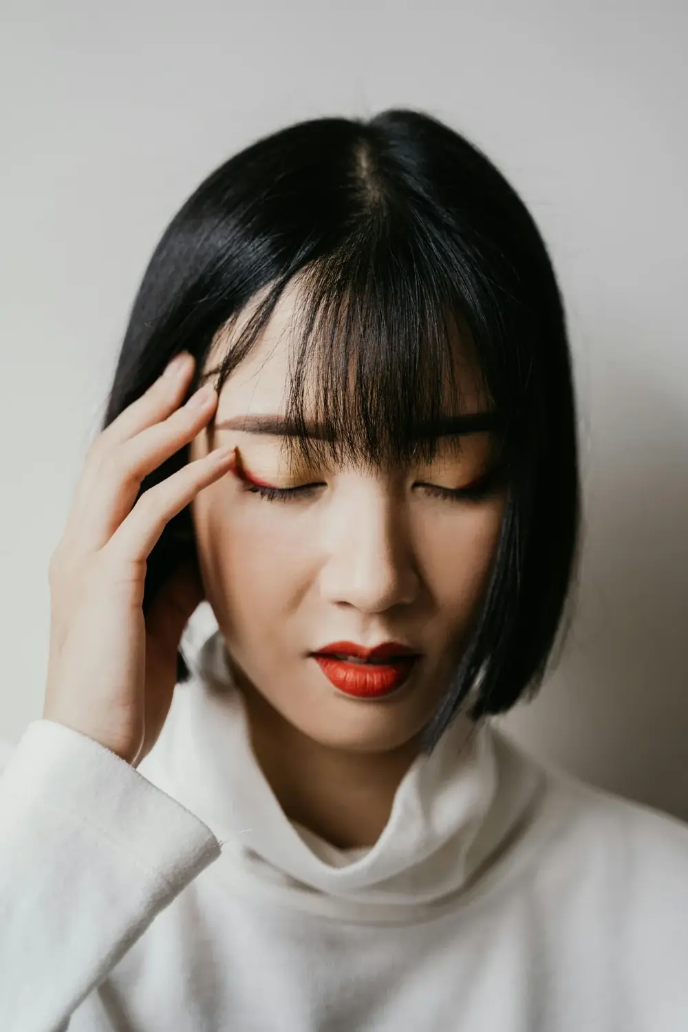 Vrouw met migraineklachten die kiest voor een acupunctuur behandeling in Den Haag