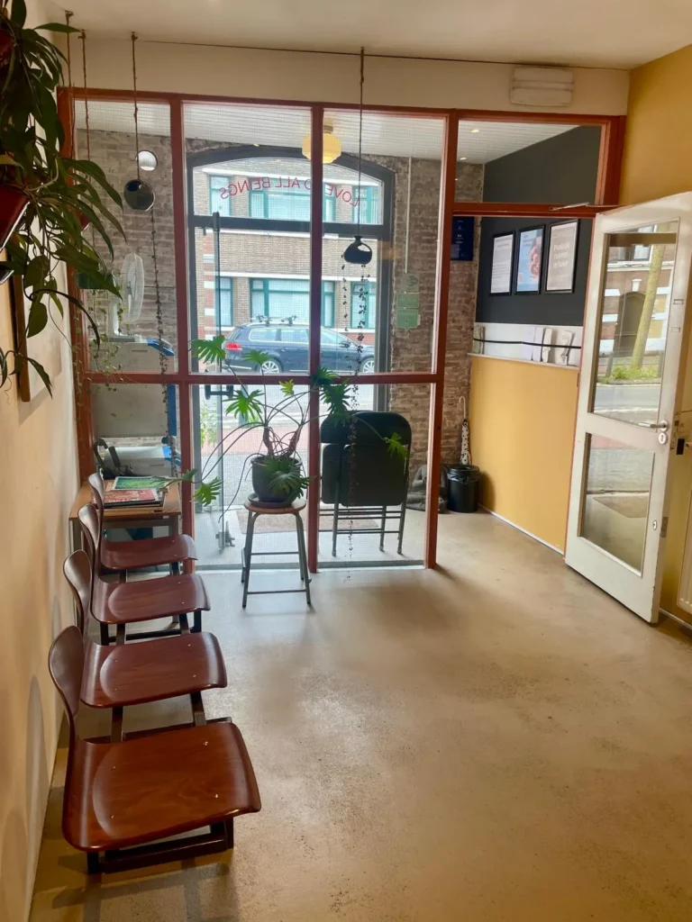 Wachtruimte van een acupunctuurpraktijk in Den Haag